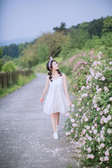 我和闺蜜在公交被八个人挤倒