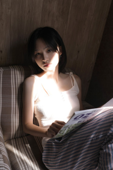 坐在紫到发黑的木棒上写作业在线